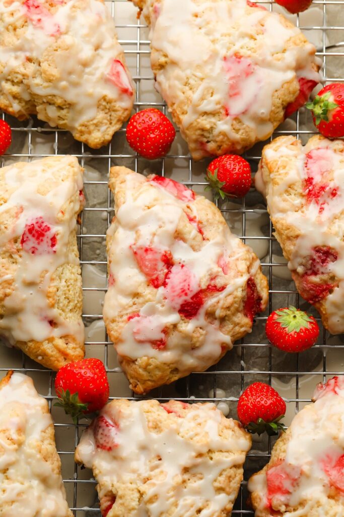 Morangos veganos e scones de creme